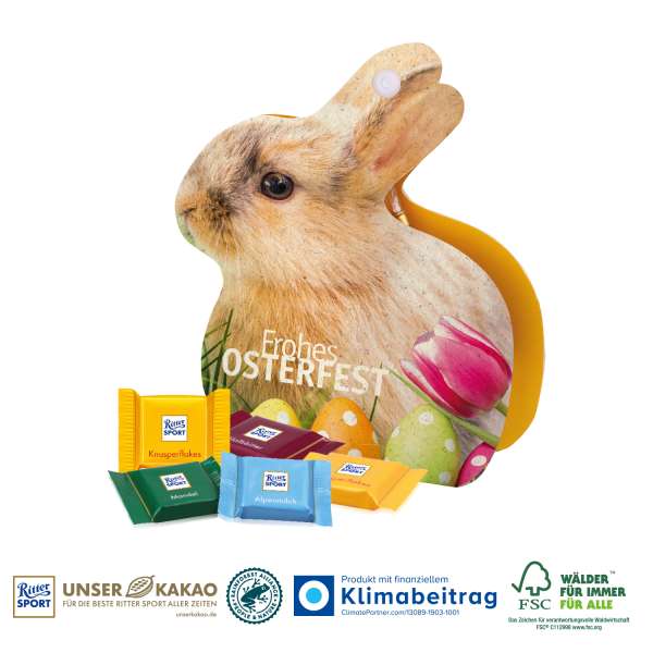 Werbe-Hase mit Ritter SPORT Schokotäfelchen auf Graspapier