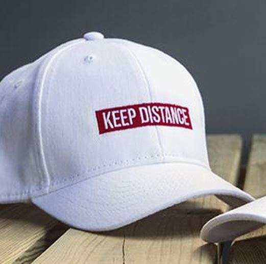 Weisse Cap mit Bestickung "KEEP DISTANCE"